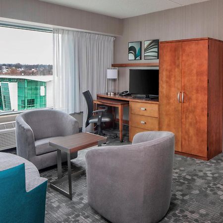Готель Courtyard By Marriott Stamford Downtown Екстер'єр фото