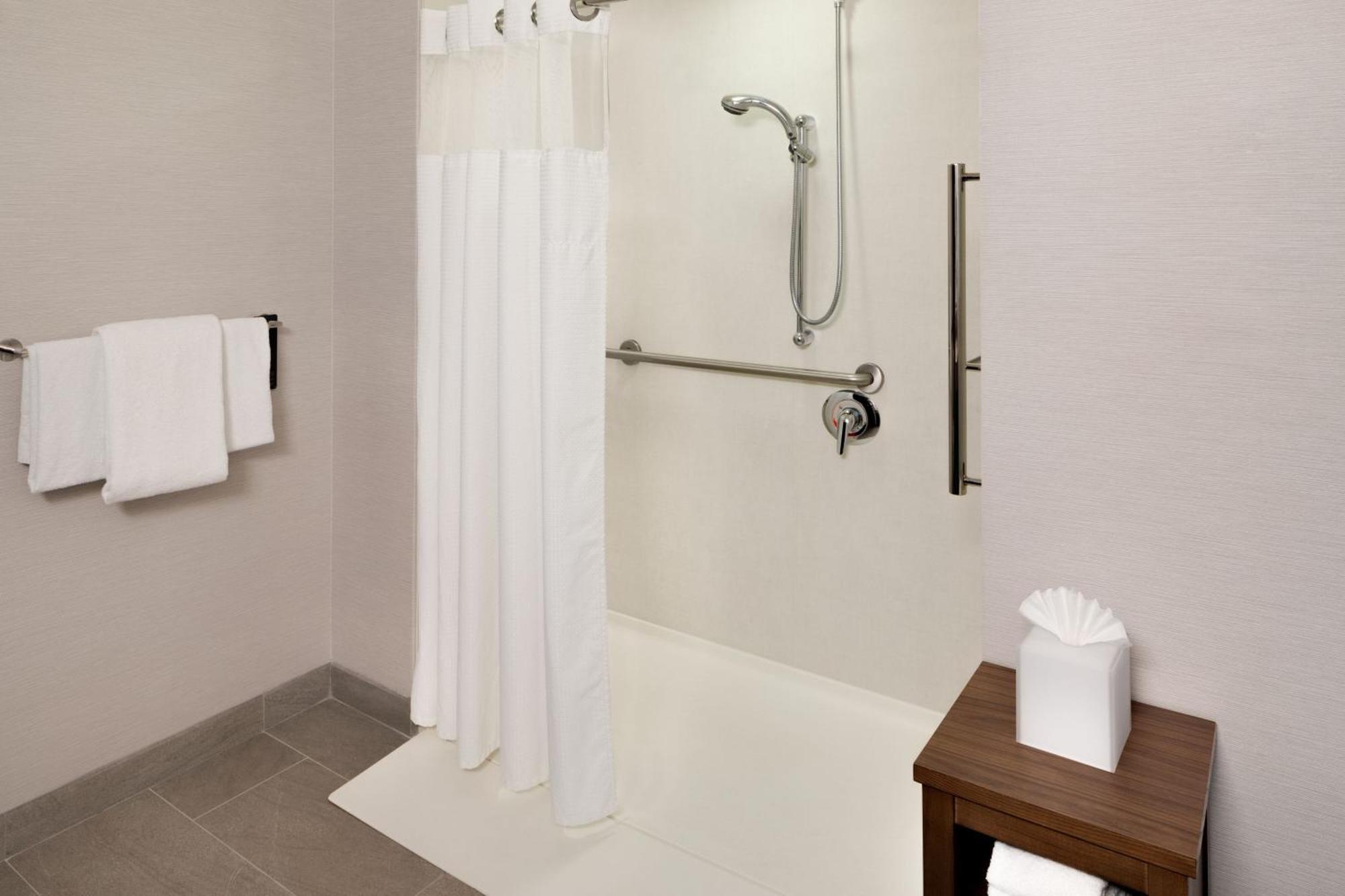 Готель Courtyard By Marriott Stamford Downtown Екстер'єр фото