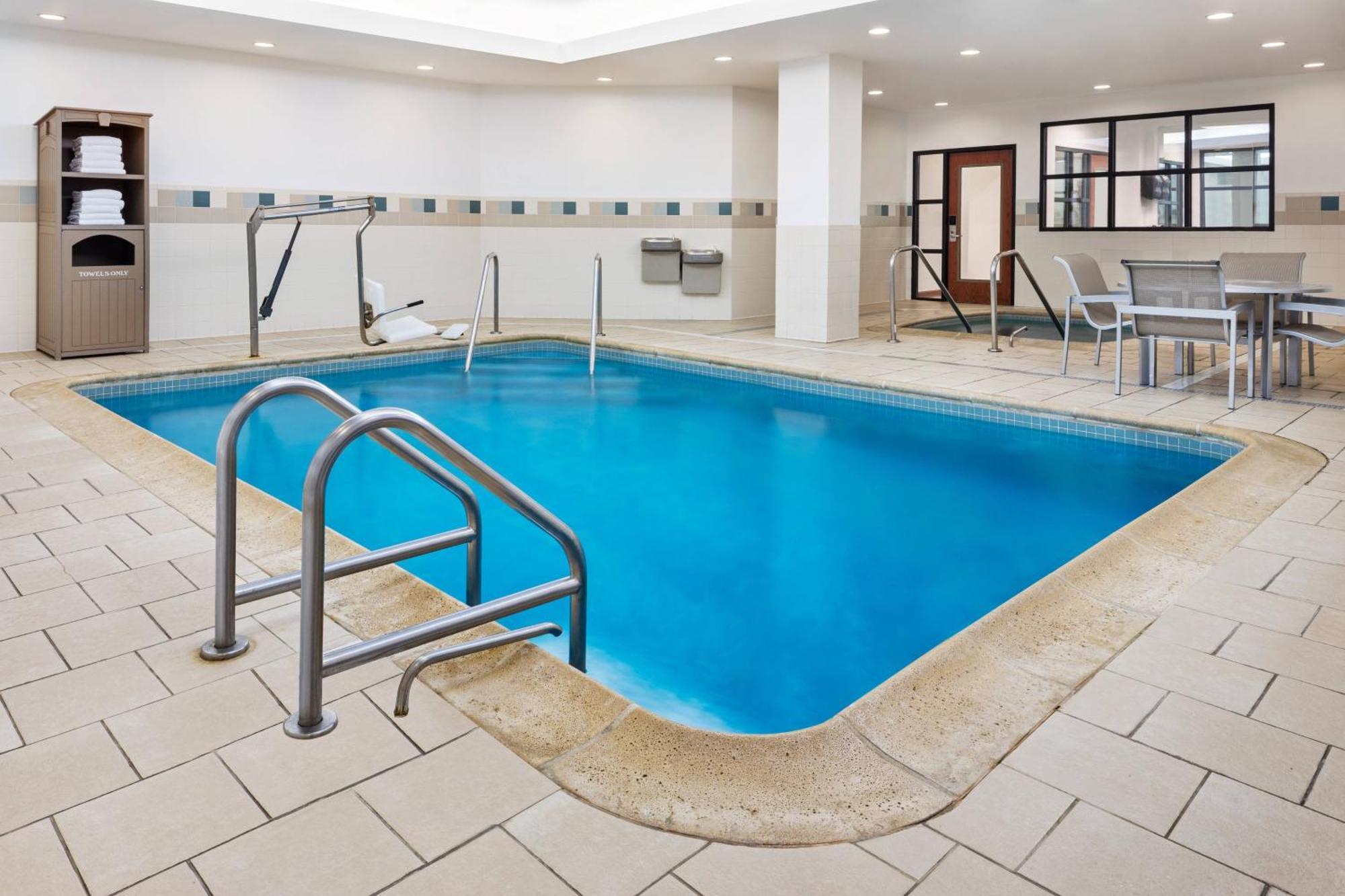 Готель Courtyard By Marriott Stamford Downtown Екстер'єр фото