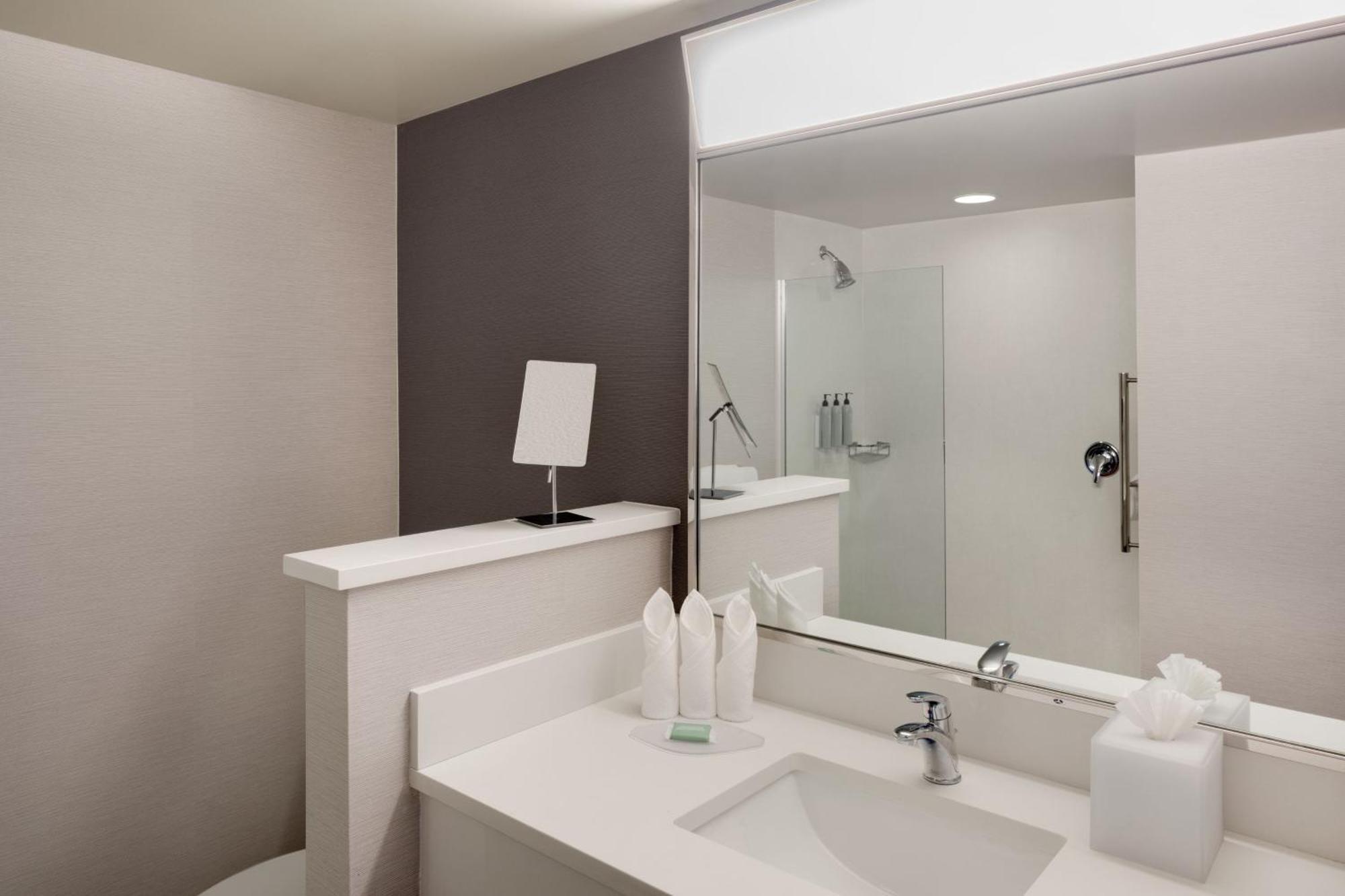 Готель Courtyard By Marriott Stamford Downtown Екстер'єр фото