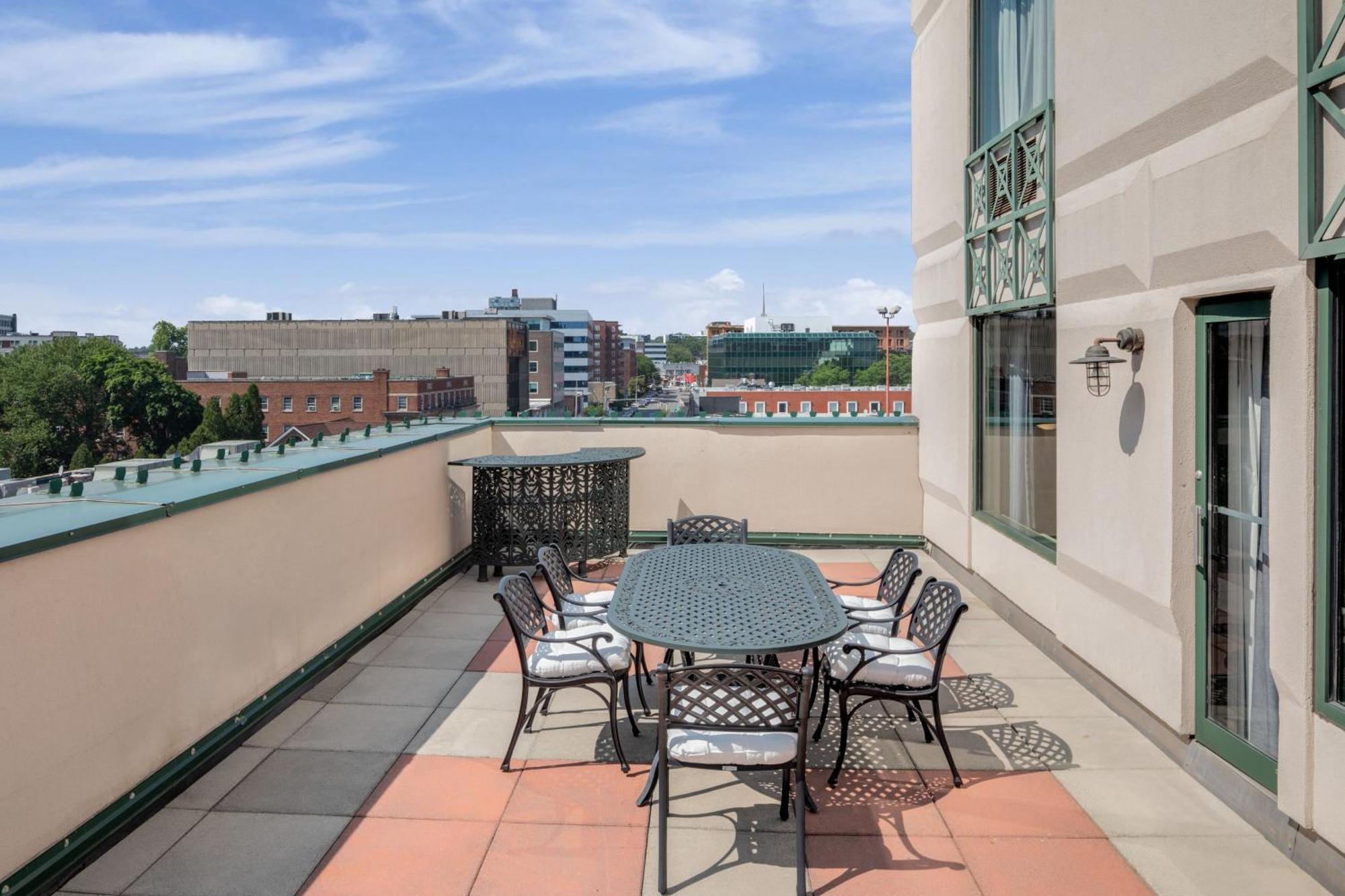Готель Courtyard By Marriott Stamford Downtown Екстер'єр фото