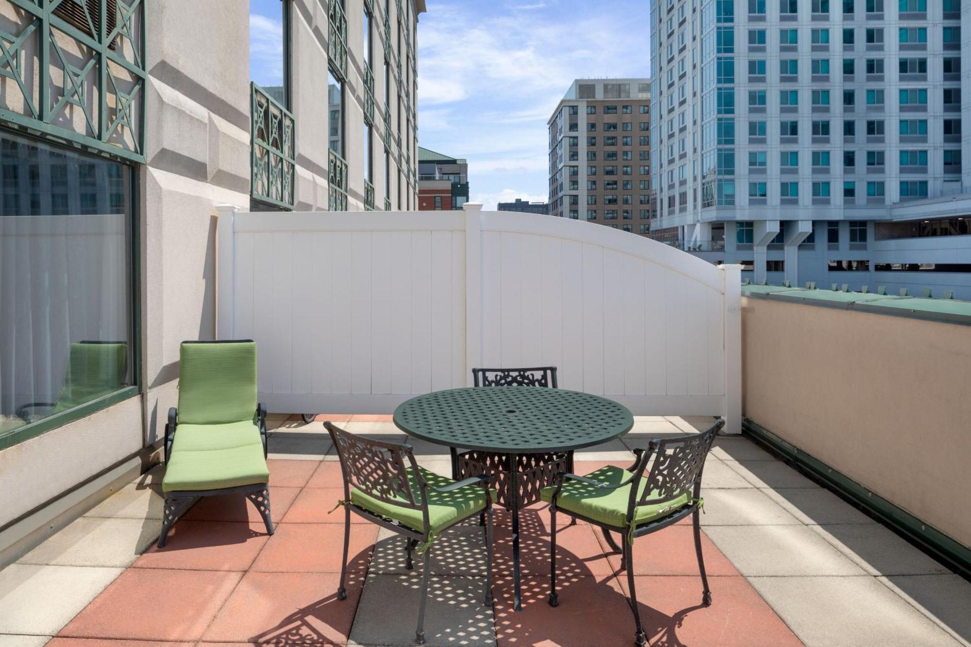 Готель Courtyard By Marriott Stamford Downtown Екстер'єр фото
