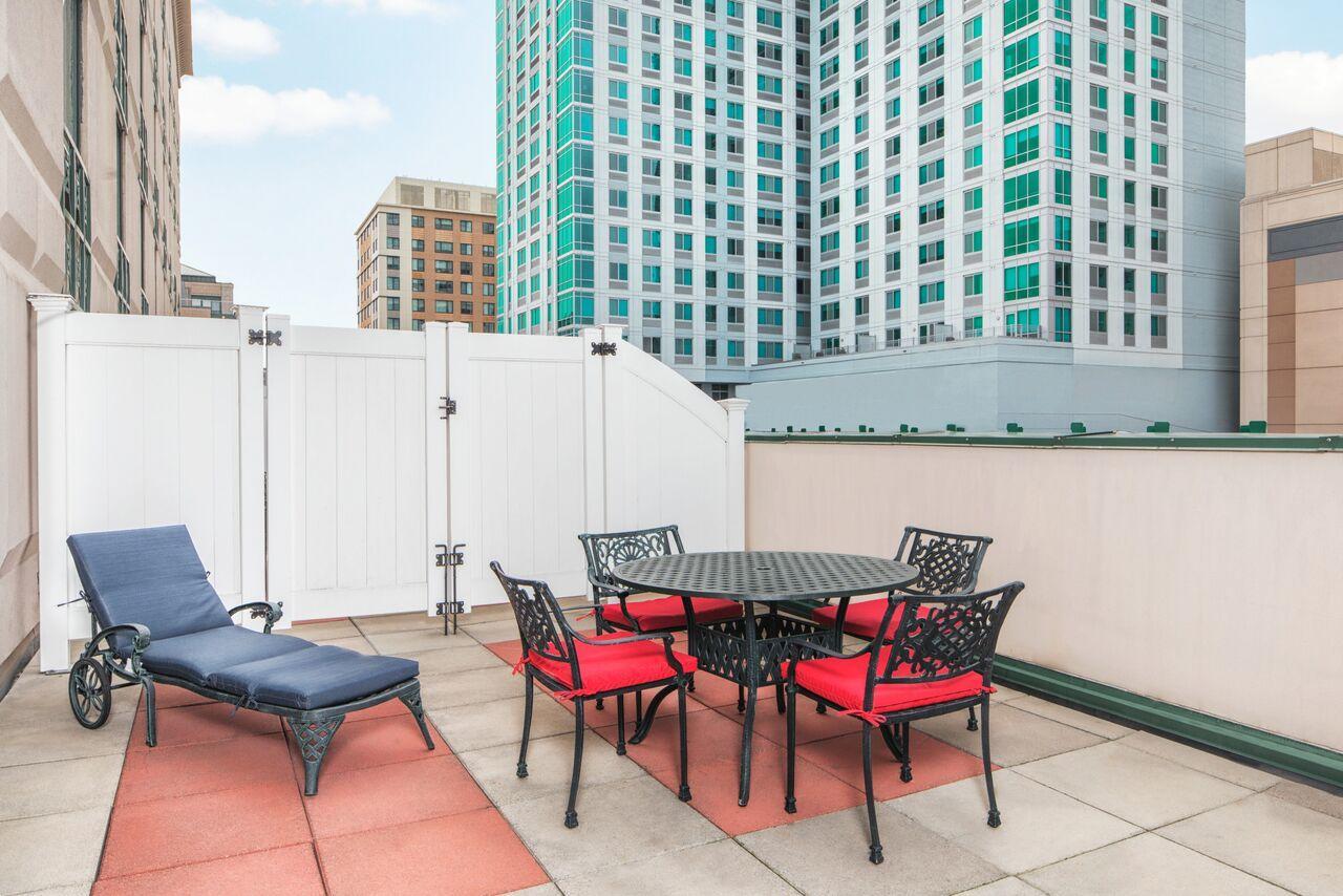 Готель Courtyard By Marriott Stamford Downtown Екстер'єр фото