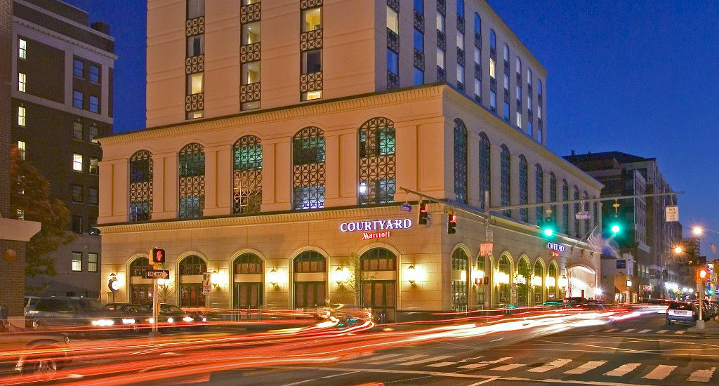 Готель Courtyard By Marriott Stamford Downtown Екстер'єр фото